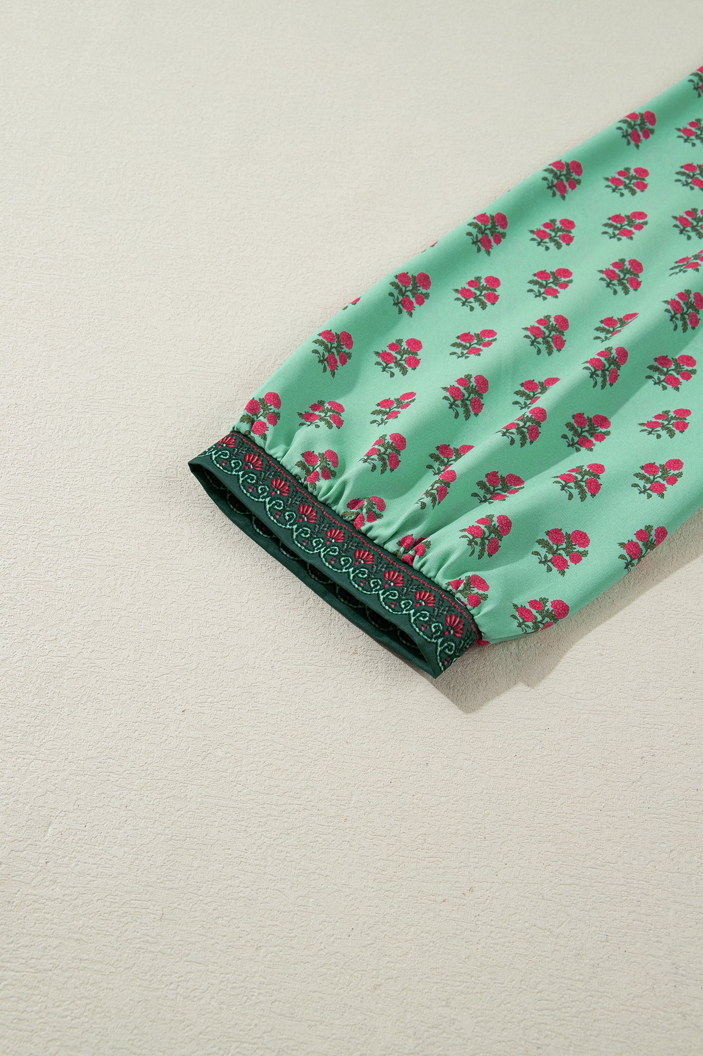 Green Plus-Size Floral Print Contrast Trim V-Neck Bracelet Sleeve Blouse