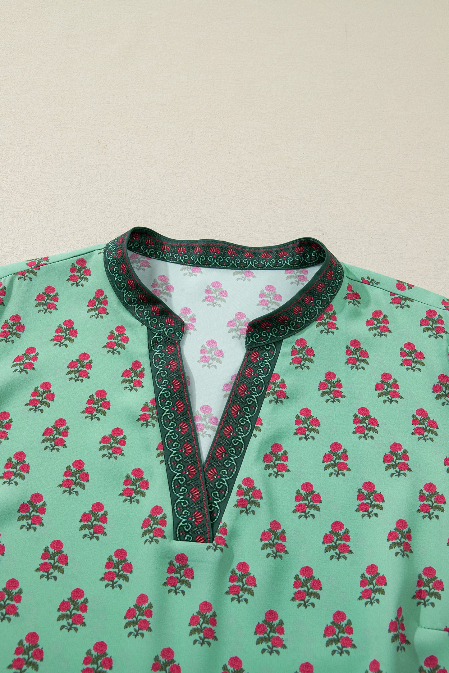 Green Plus-Size Floral Print Contrast Trim V-Neck Bracelet Sleeve Blouse