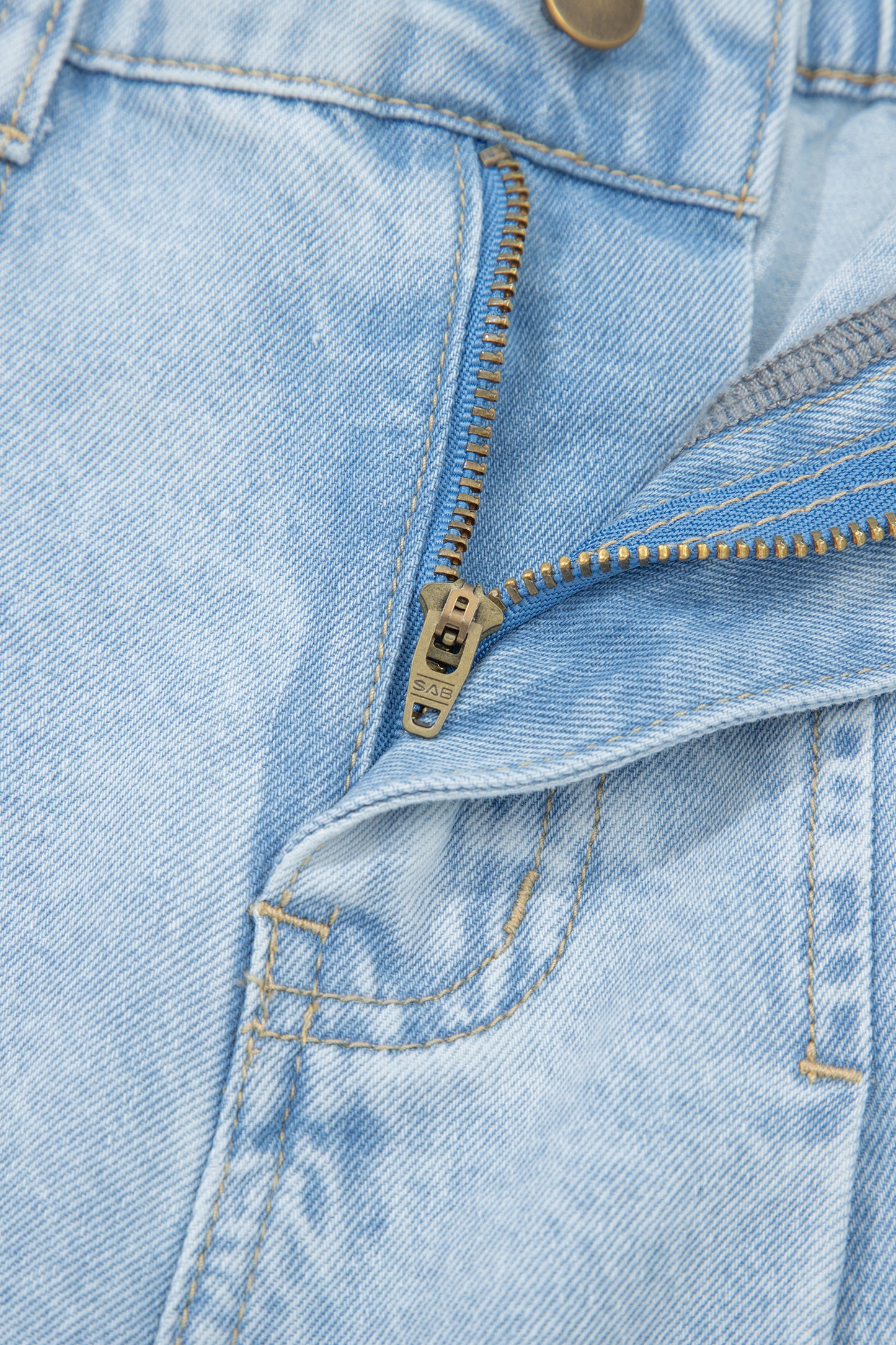 Studded Side-Slit Leg Frayed Pocketed Wide Leg Jeans