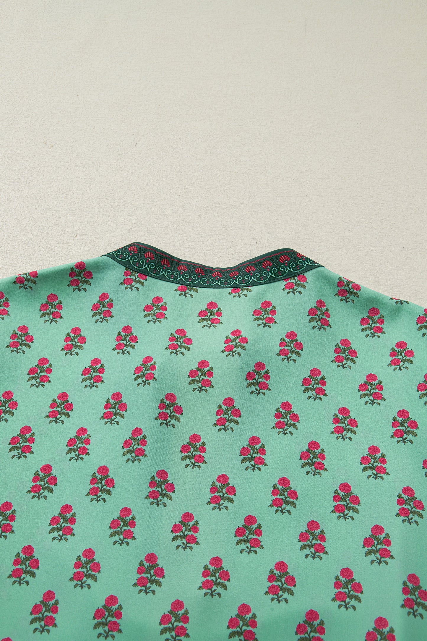 Green Plus-Size Floral Print Contrast Trim V-Neck Bracelet Sleeve Blouse