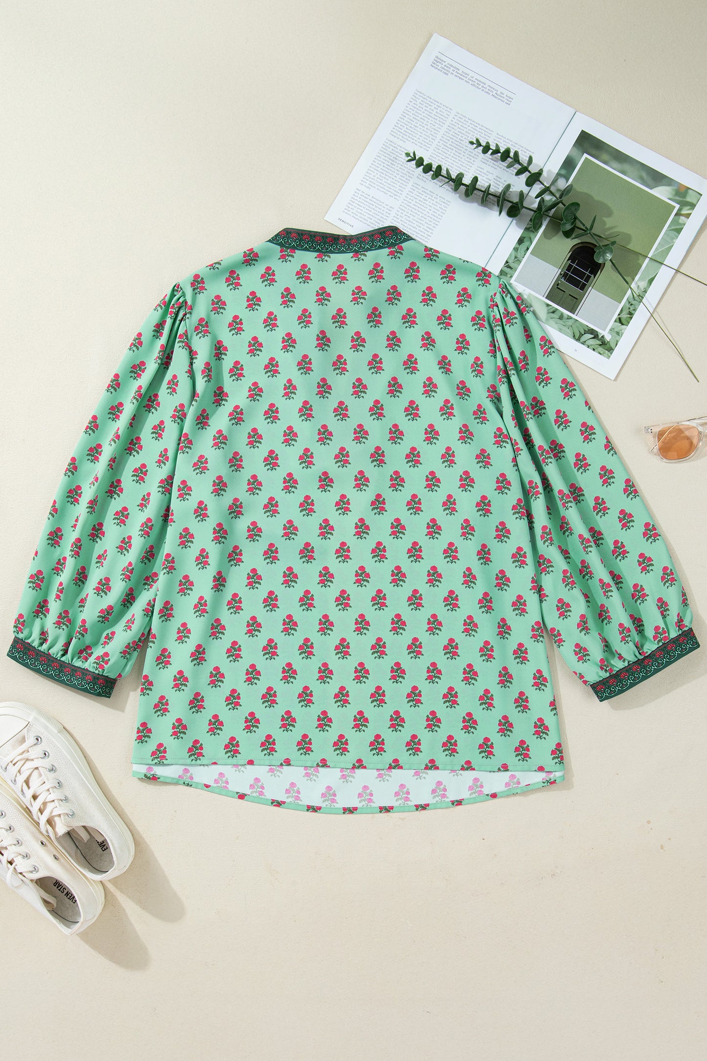 Green Plus-Size Floral Print Contrast Trim V-Neck Bracelet Sleeve Blouse